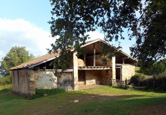 une grange sur le chemin de la montée