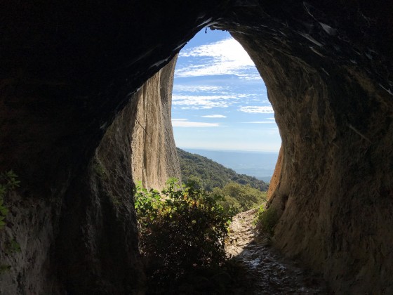 Une grotte le long du chemin de crête