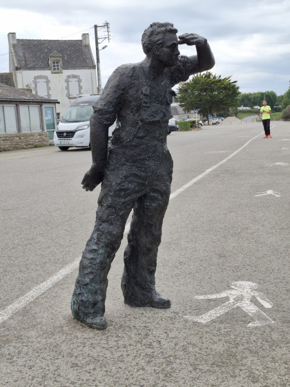 Une statue de marin scrute  l&rsquo;horizon sur le port de Saint-Cado