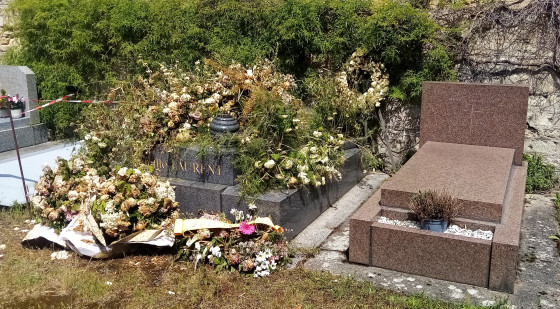 Une tombe très fleurie
