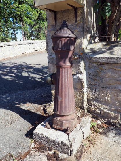 Une vielle borne à incendie
