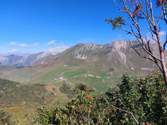 Une vue sur le col des Annes en montant