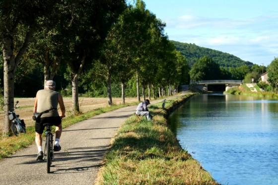Véloroute le long du canal de Bourgogne entre Saint-Victor et Barbirey-sur-Ouche