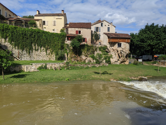 Vers: Les maisons en surplomb de la rivière