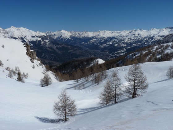 Versant Est depuis le col avec Barcelonnette en fond Versant Est depuis le col avec Barcelonnette en fond