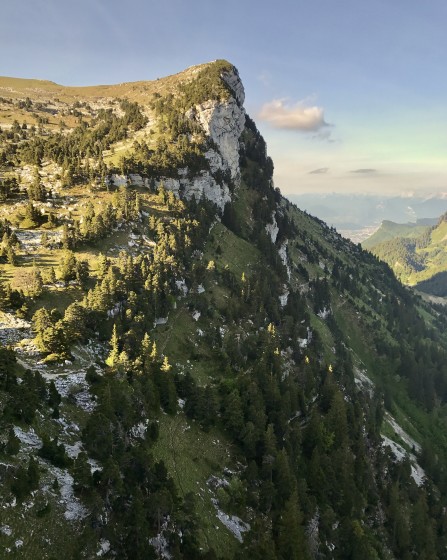 Versant Ouest de la Dent de Crolle montrant les sangles de la Barrère et vers l'Arche à l'Aiguille