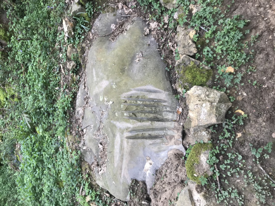Vestige arch&eacute;ologique (polissoir)