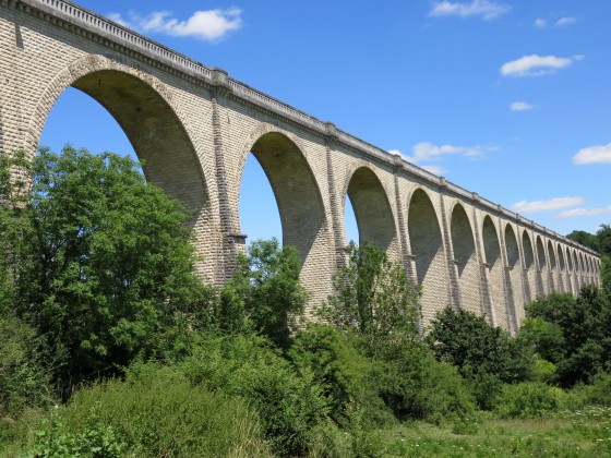 Viaduc de Cluis vu d'en bas