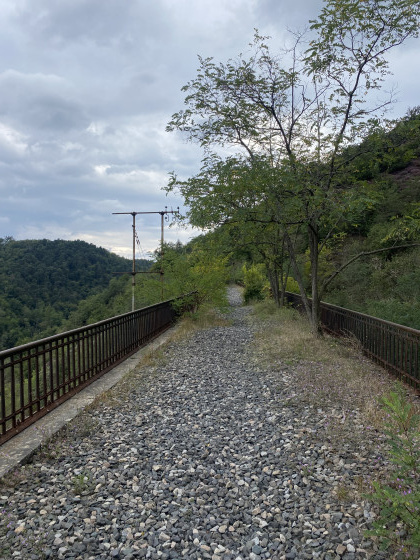 Viaduc surplombant le château de Thorrenc