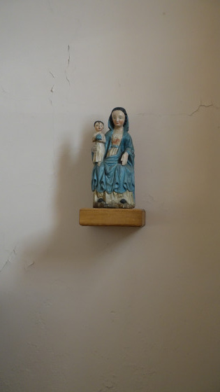 Vierge polychrome dans la chapelle Montrobert