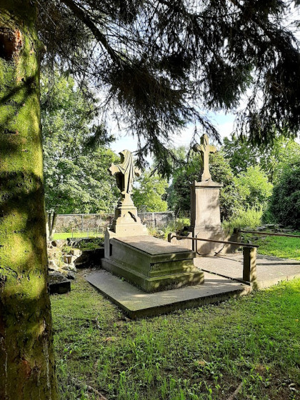 Vieux cimetière à Hon-Hergies