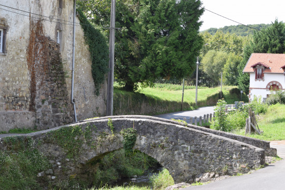 Vieux pont à Bas-Cambo