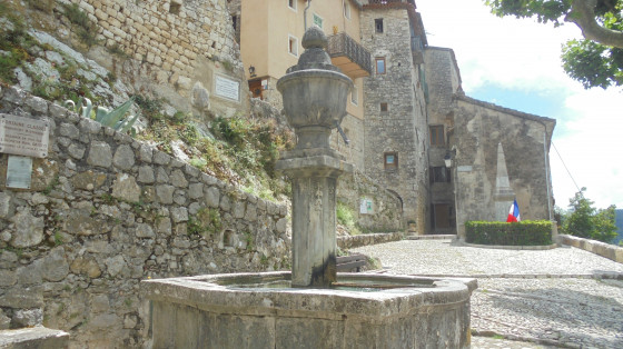 Vieux village de Peillon. Fontaine classée monument historique.