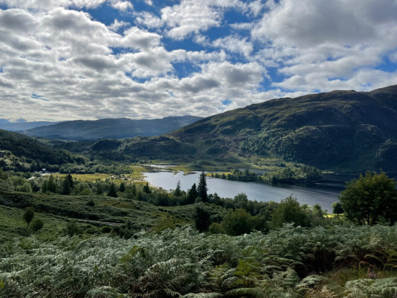 Vue sur le Loch Shield et le monument