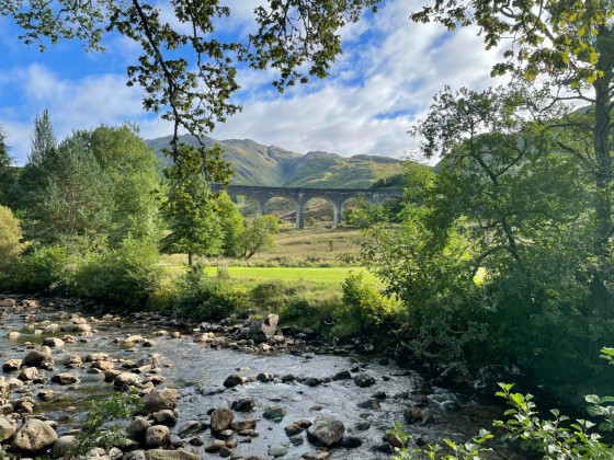 Vue sur le viaduc de Glenfinnan et la rivière Finnan
