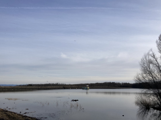 Vue sur le lac depuis le côté sud-est du barrage