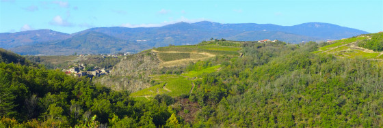Village de Malleval et Massif du Pilat.