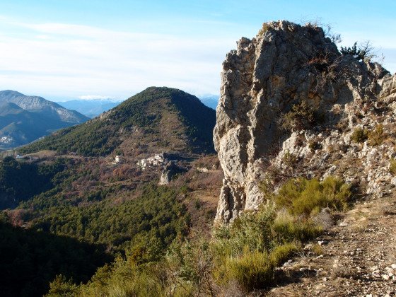Village de Rourebel et cr&ecirc;te de Sainte Marguerite