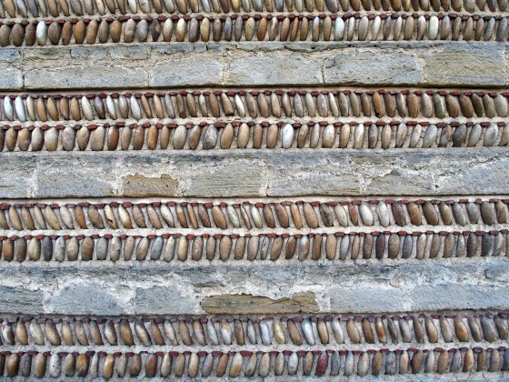 Mur en écailles de poissons