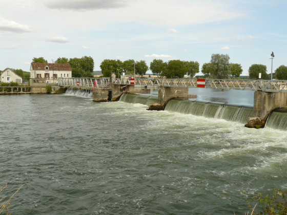 Villeperrot. Le barrage