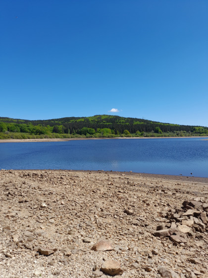 Vu sur lac et colline