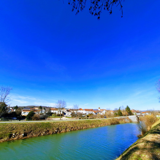 Vue (arrière) du canal, de Roche lez Beaupré, de son église et de son clocher comtois