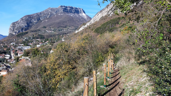 Sentier aménagé d'un garde-corps