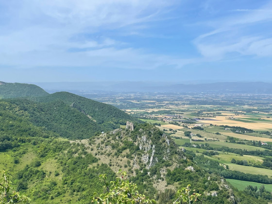 Vue côté Ouest sur la plaine et sur les ruines du château de Rochefort-Samson