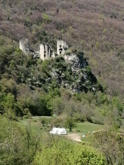 Vue de face des ruines du ch&acirc;teau