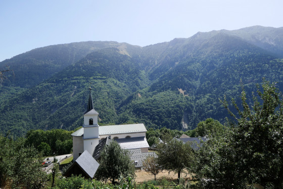Vue de l'&eacute;glise sur le chemin du d&eacute;part