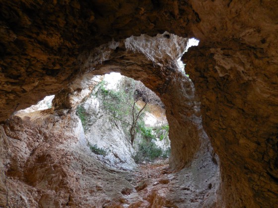 Vue de la cour intérieure et des arc-boutants des grottes du Château du diable