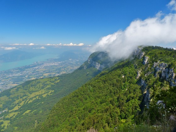 Vue de la Croix sur lac et falaises