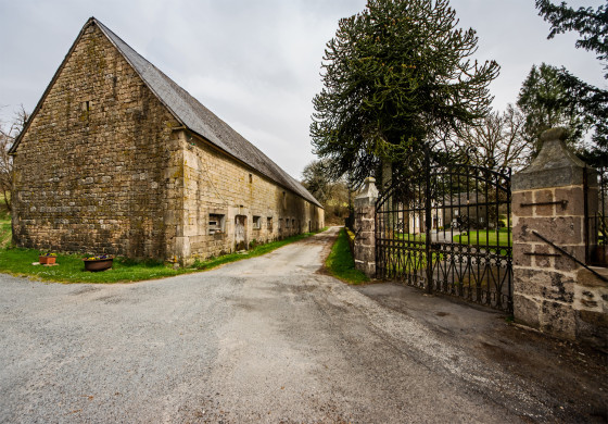 Vue de la grange et du ch&acirc;teau