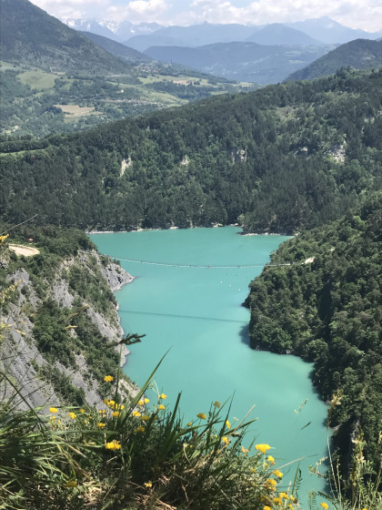 Vue de la passerelle de l'Ebron
