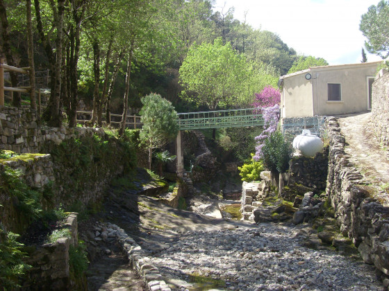 Vue de la passerelle et du ruisseau asséché.