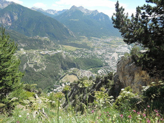 Vue de la vall&eacute;e de Brian&ccedil;on
