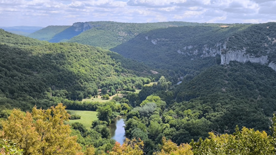 Vue de la vallée de l'Aveyron depuis le belvédère du cirque de Bône