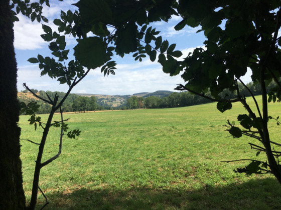 Vue de la vallée depuis la montée sur Nouvialle — au loin, Malbo