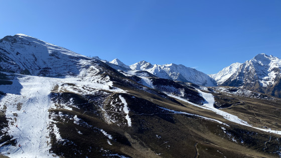 Vue de la vallée et des pistes au sommet