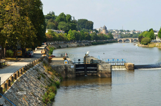 Vue de Laval depuis l\'écluse d\'Avesnières.