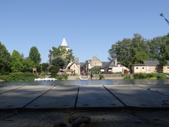 Vue de Ménil et du bac sur la rivière la Mayenne