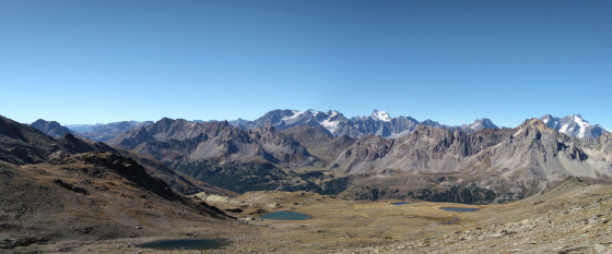 Vue depuis la descente du Pic du Lac Blanc sur les lacs de la Gardiole et les Écrins