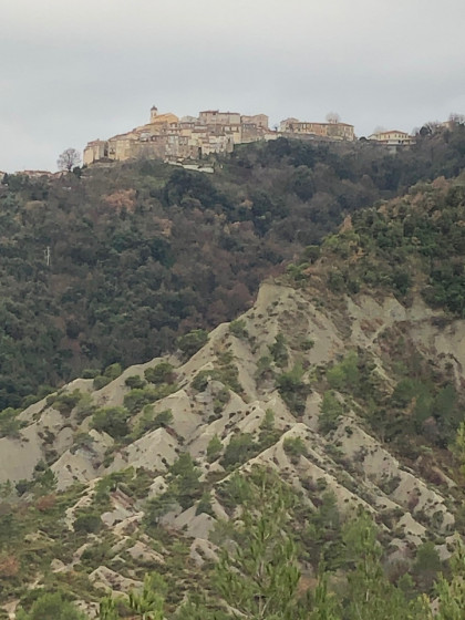 Vue des marnes et du village de Berres-les-Alpes.