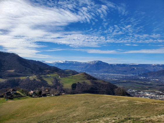 Vue des massifs de Belledonne , du Vercors et de la Chartreuse entourant Grenoble
