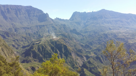 Vue du belv&eacute;d&egrave;re sur Cilaos et l'&Icirc;let &agrave; cordes