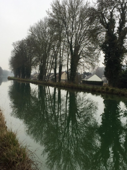 Vue du canal du Loing vers l'&eacute;cluse de Bagneaux