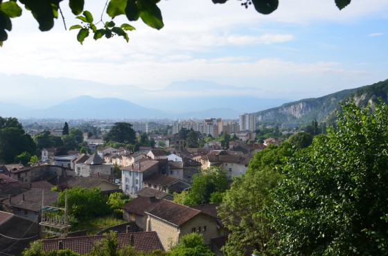 Vue du centre village depuis la montée aux Cuves de Sassenage