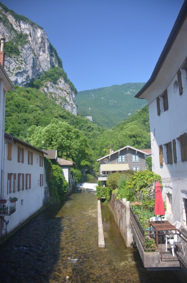 Vue du centre village sur le pont de la rue du Vercors (retour par le point 8 )