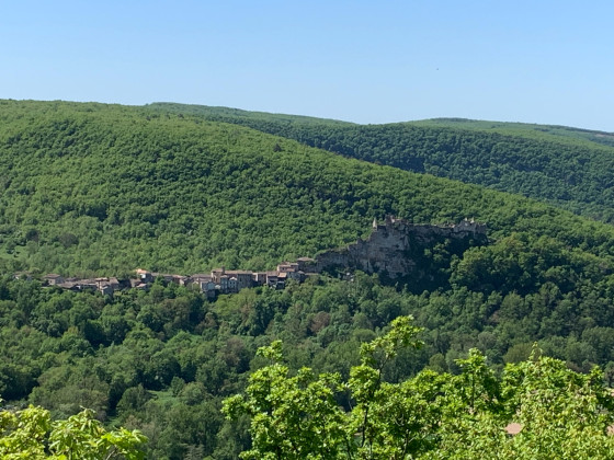 Vue du château de Penne et de son village des Suquets