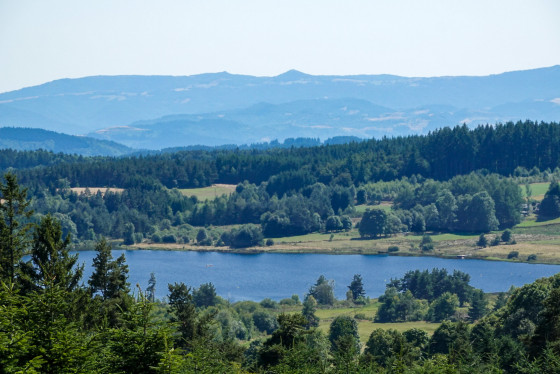 Vue du lac Devesset dominé par les sommets du massif du Mézenc (Suc de Sara au milieu)